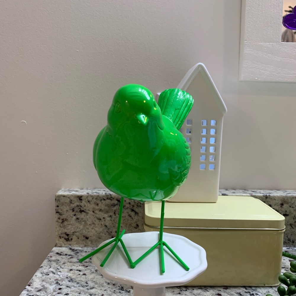 Bright green wire feet bird - Picture 2 of 4